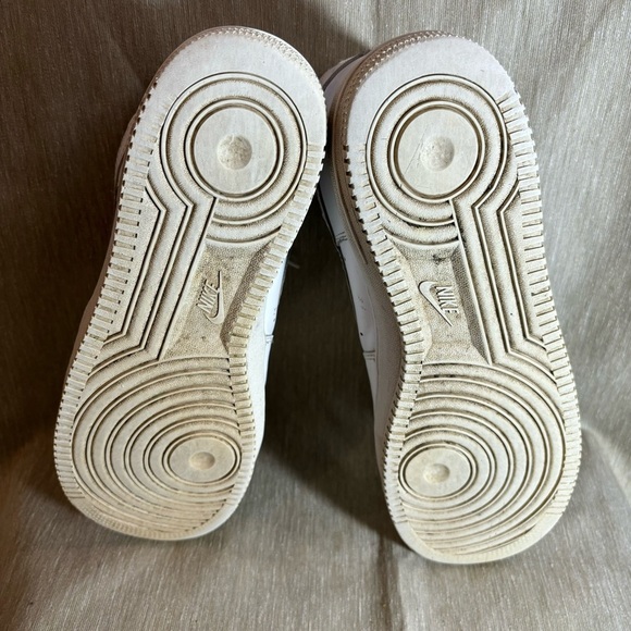 NIKE Sz 10.5 Air Force 1 Leather Low Top Lace Up Rubber Sole Basketball Sneakers - Picture 8 of 12